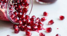 handling pomegranate juicing mess